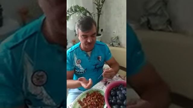 Как быстро вытащить косточку из сливы! Компот сливовый. смотреть онлайн