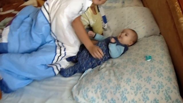 Испуг у младенца. Правильная реакция на испуг. смотреть онлайн