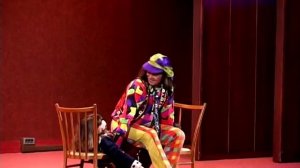 Эквилибр клоуна на стульях, выступление на сцене