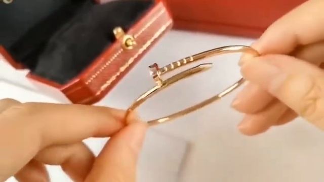 How to open Cartier Juste Un Clou Slim Bracelet смотреть онлайн