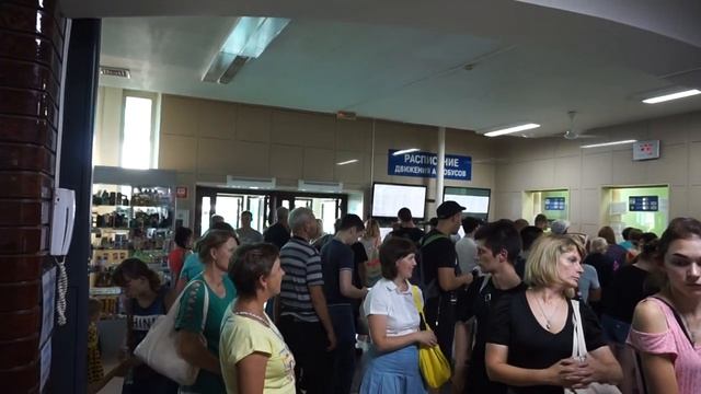 Пассажиры пытаются купить билет на автовокзале смотреть онлайн