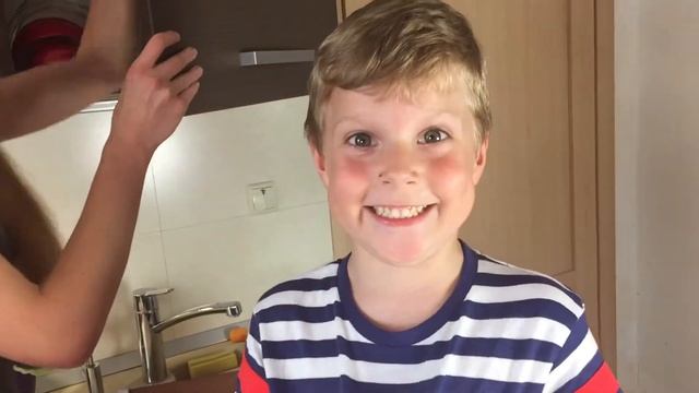 Йогуртовый коктейль с клубникой для детей - Yoghurt With Strawberries In A Blender For Kids