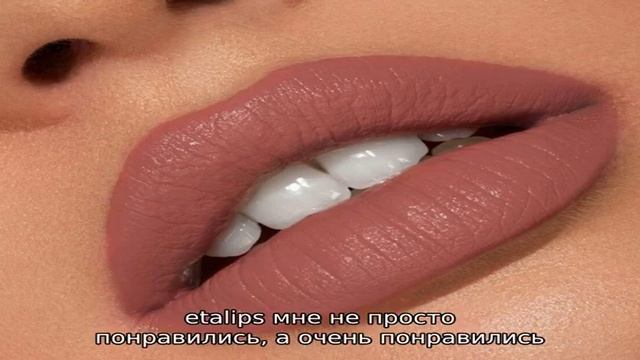 Это модно: монохром с головы до ног. Включая помаду и румяна, да