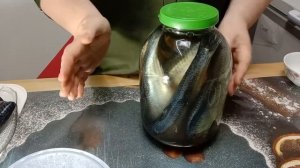 Как засолить селёдку в рассоле рецепт.Как засолить скумбрию в рассоле.#солимселёдку,#солимскумбрию
