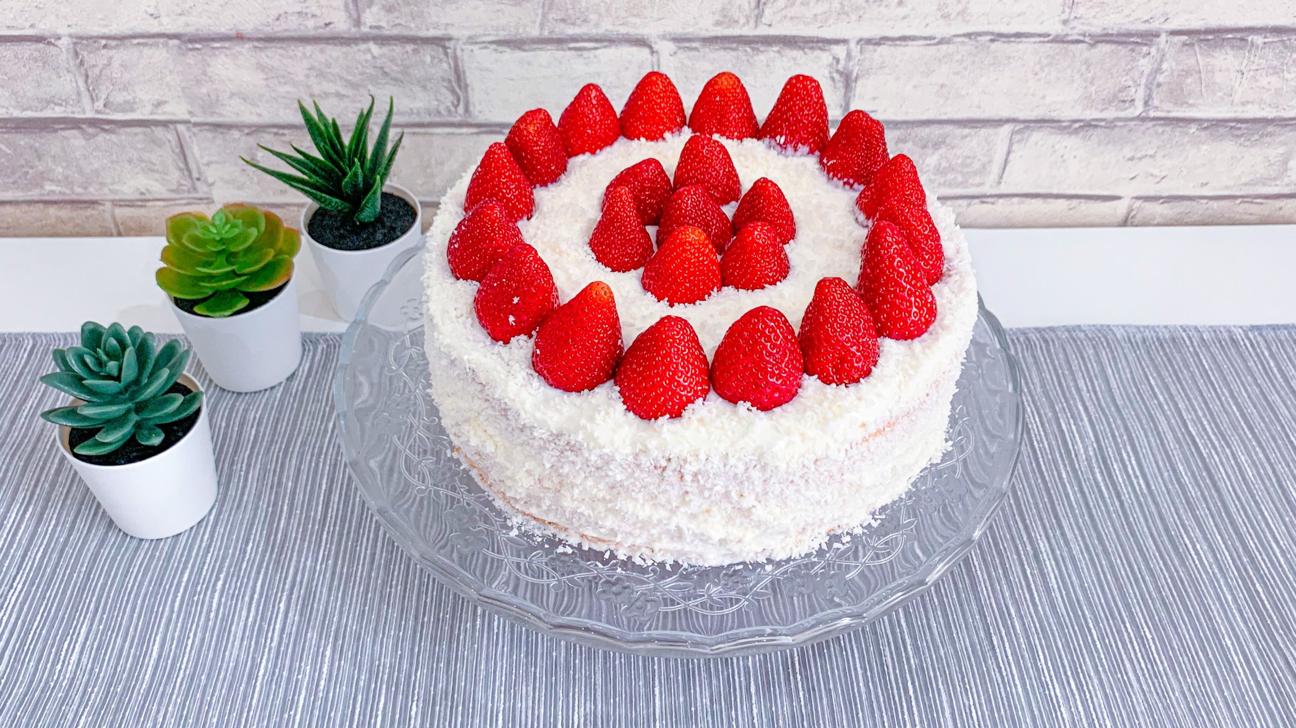 «ЛЕТНИЙ ТОРТ С КЛУБНИКОЙ И ВОЗДУШНЫМ КРЕМОМ».