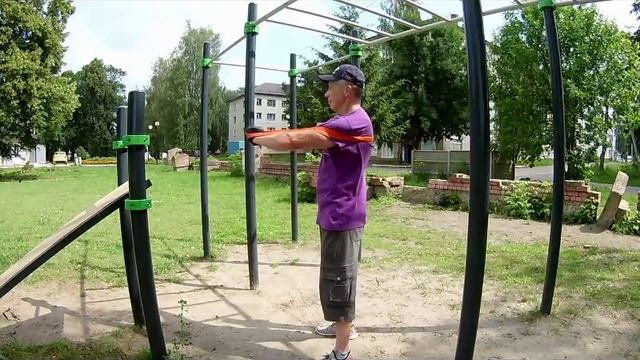 Как проработать грудные мышцы резиновыми петлями на спортивной площадке смотреть онлайн