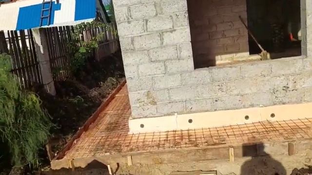 заливка  утепленной отмостки и чернового пола