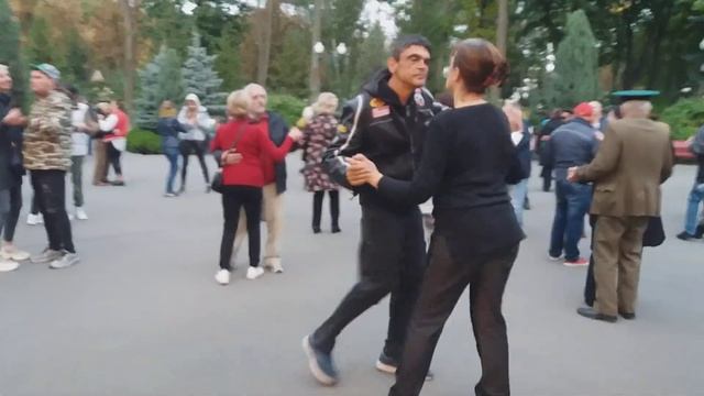 Харьков,танцы в парке,"Я горю как щепочка,горю!" смотреть онлайн