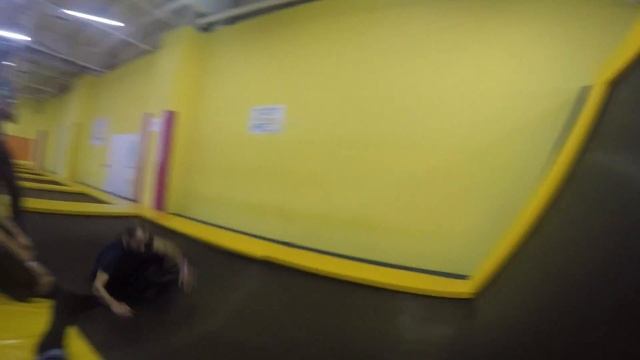 ШКОЛЬНИЦЫ ДЕЛАЮТ САЛЬТУХИ НА БАТУТАХ