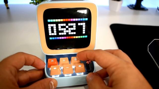 CAIXA DE SOM BLUETOOTH COM TELA E TECLAS MECÂNICAS - Divom Ditoo смотреть онлайн