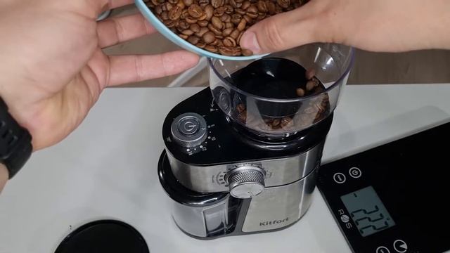 Измельчаю зерна на Kitfort KT-717(Обзор на кофемолку kitfort kt-717) смотреть онлайн