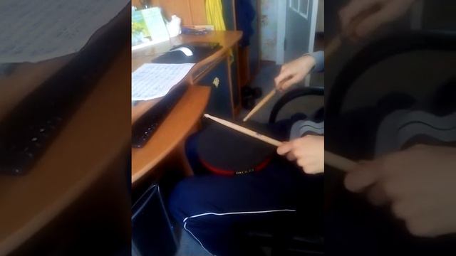 Мой брат играет ноты которые на самом деле для пианино! смотреть онлайн