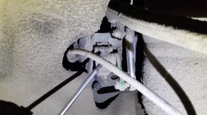 Снятие переднего левого датчика положения кузова 7P0 616 213 Touareg NF