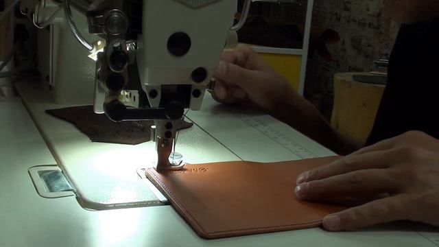 Швейная Машинка для Кожи Аврора 0302D. Сшиваю обложку Под Документы. смотреть онлайн