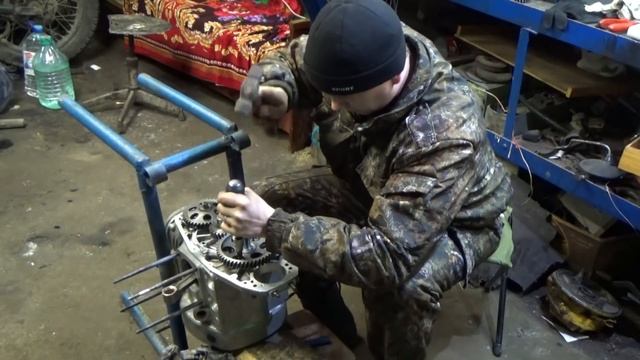 Сборка двигателя мотоцикла Днепр (часть 2). Установка шестерен ГРМ, передней крышки ГРМ. смотреть онлайн