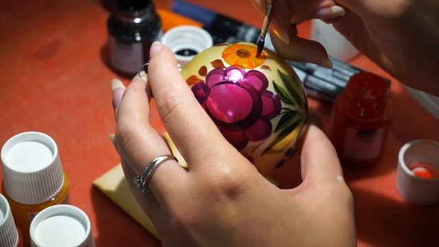 Как рисовать Городец Цветы Роспись елочной игрушки мастер класс Vitrea 160 Porcelaine 150 Pebeo смотреть онлайн