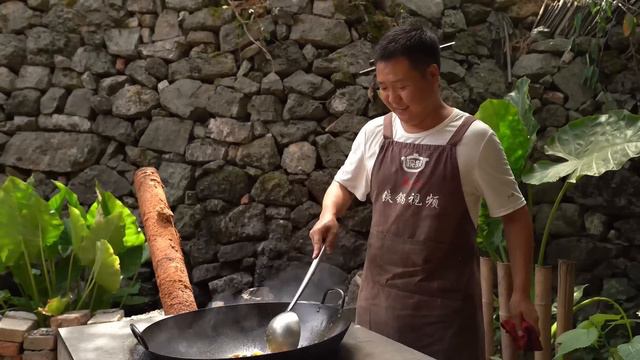 3斤豬肚，二弟做“板栗豬肚”，湯白鮮美，連吃三碗米飯【鐵鍋視頻】 смотреть онлайн
