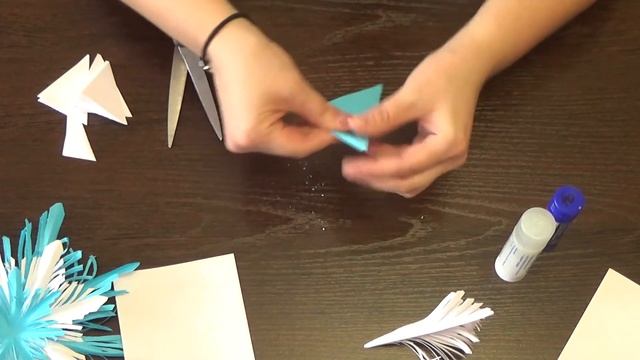 #снежинкаизбумаги Мастер класс своими руками. Снежинка пушинка из бумаги. Новогодние украшения. смотреть онлайн