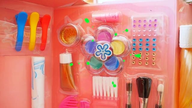 Настя пакует игрушки в чемоданы смотреть онлайн