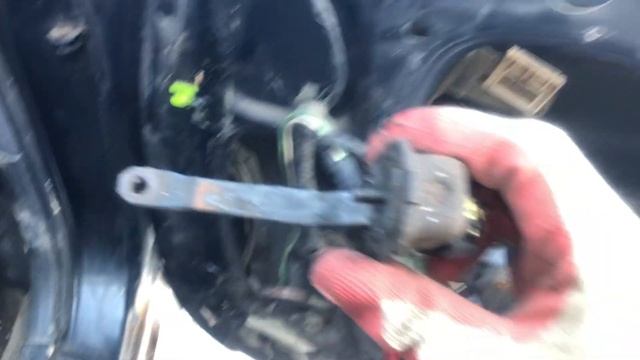 Как снять ограничитель двери на автомобиле Mitsubishi Diamante смотреть онлайн