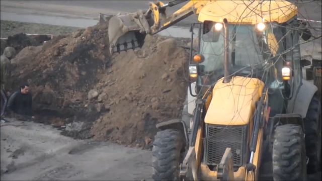 Экскаватор-погрузчик JCB 4CX ECO копает траншею смотреть онлайн