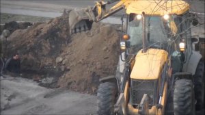 Экскаватор-погрузчик JCB 4CX ECO копает траншею