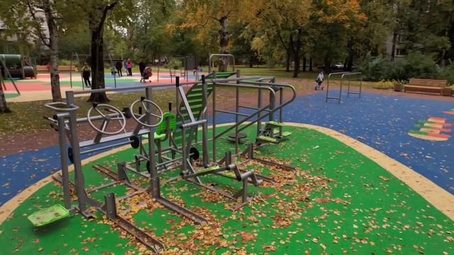 Спортивная площадка в сквере на ул. Карпинского в г. Санкт-Петербург смотреть онлайн