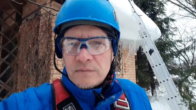 Уборка крыши загородного коттеджа смотреть онлайн
