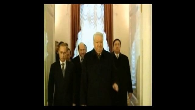 Ельцин идет по коридору с друзьями смотреть онлайн