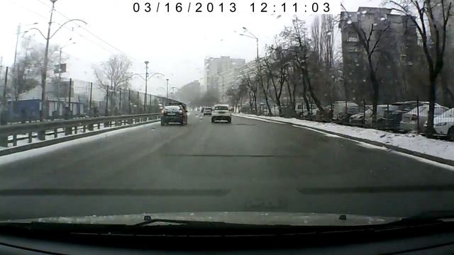 У Туксона во время движения открылся капот. смотреть онлайн