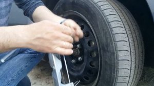 Установка колпаков на колеса хомутами  скрытно.  Hidden fastening of automobile caps with clamps