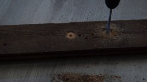 Сверление по дереву перьевым сверлом с помощью Bosch UniversalDrill 18V 06039D4005