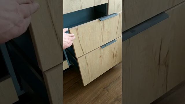 большая кухня с комбинированными фасадами и кварцевой столешницей смотреть онлайн