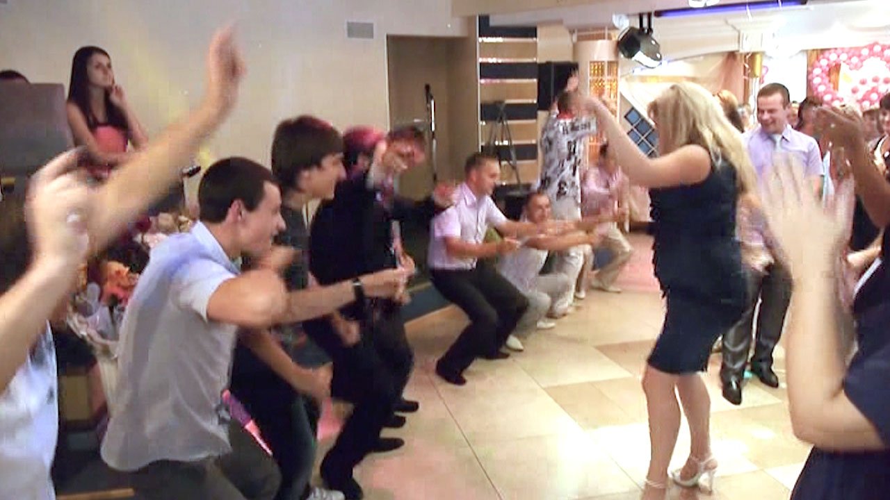 Свидетели целуются с гостями смотреть онлайн