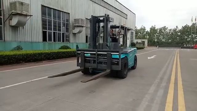 12ton elelctric forklift working video- mast lifting up, fork positioner смотреть онлайн