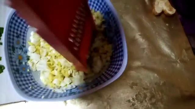 Стряпоем Перошки - яйца с луком. смотреть онлайн