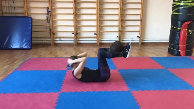Бокс/кикбоксинг Упражнения на пресс ч4 Набивной мяч смотреть онлайн