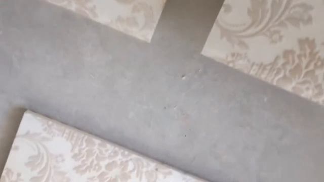 Из обрезанного края кафельной плитки делаем заводской край .