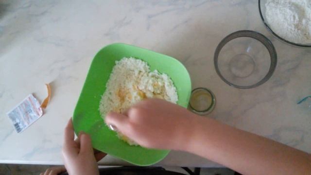 ПЕЧЕМ ПЕЧЕНЬЕ : 200 г творога, 1яйцо, 50г масла растительного, ванилин, разрыхлитель, 170г муки смотреть онлайн