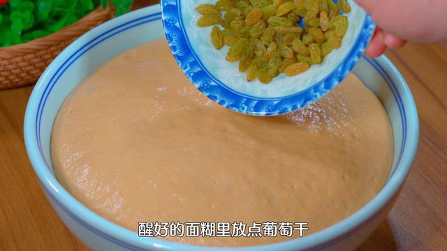 把牛奶倒进红糖里，搅一搅，做出的红糖发糕松软香甜，好吃不沾牙 смотреть онлайн