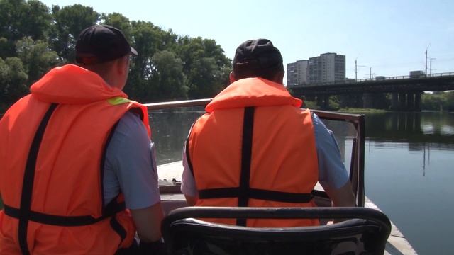 В Курске сотрудники полиции и МЧС спасли утопающего смотреть онлайн