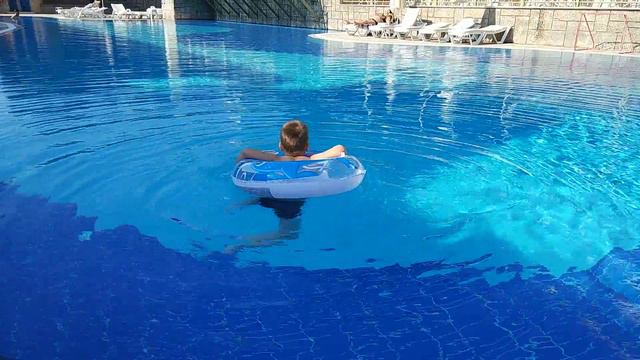 Платон купается в бассейне. Турция, Кемер, июнь 2018 смотреть онлайн