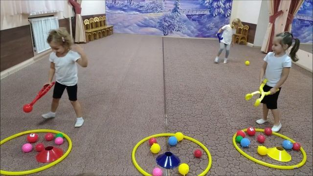 Веселая зимняя игра со снежколепом в зале. Для детей 2 и 3 лет. смотреть онлайн