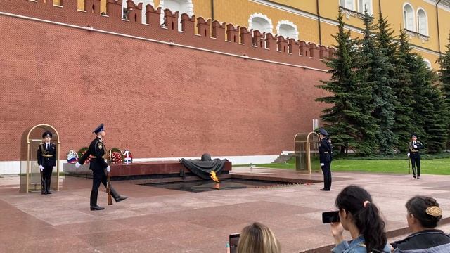 Смена почетного караула у вечного огня в Москве .Change the guards of eternal flame in red square смотреть онлайн