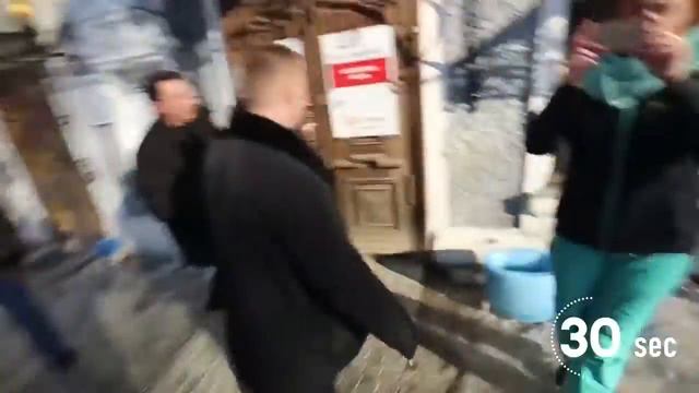 Касьянова закидали яйцами во Владимире смотреть онлайн
