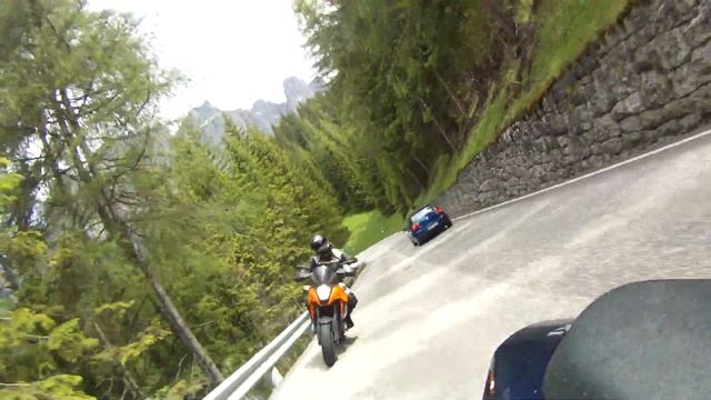 KTM 990 SMT and Suzuki GSX-R 1000 K8 Passo Pordoi смотреть онлайн