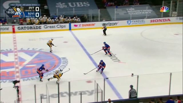 Tristan Jarry breaks his stick and continues to play with a broken stick. смотреть онлайн