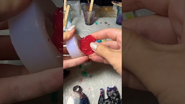Новый Молд для броши или же кулона?? #роза #брошь #кулон #смола #epoxy #демолдинг #ручнаяработа смотреть онлайн