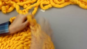 Вяжем руками, без спиц из толстой пряжи лежанку для котика