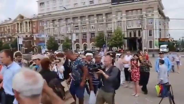 Украина НОВОСТИ В Донецке топтали конфеты Roshen. смотреть онлайн